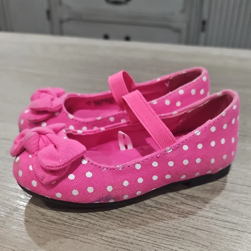 Place Pink Polka Dot Kids Shoes with Bow size 5